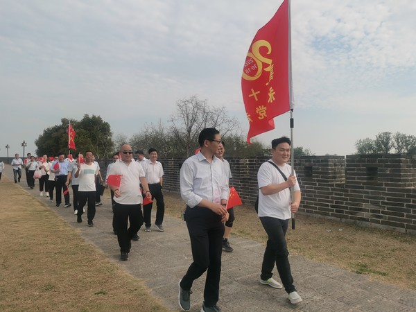 县人大机关“喜迎二十大 永远跟党走”走城墙1.jpg